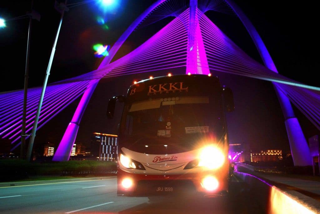 KKKL Bus at night